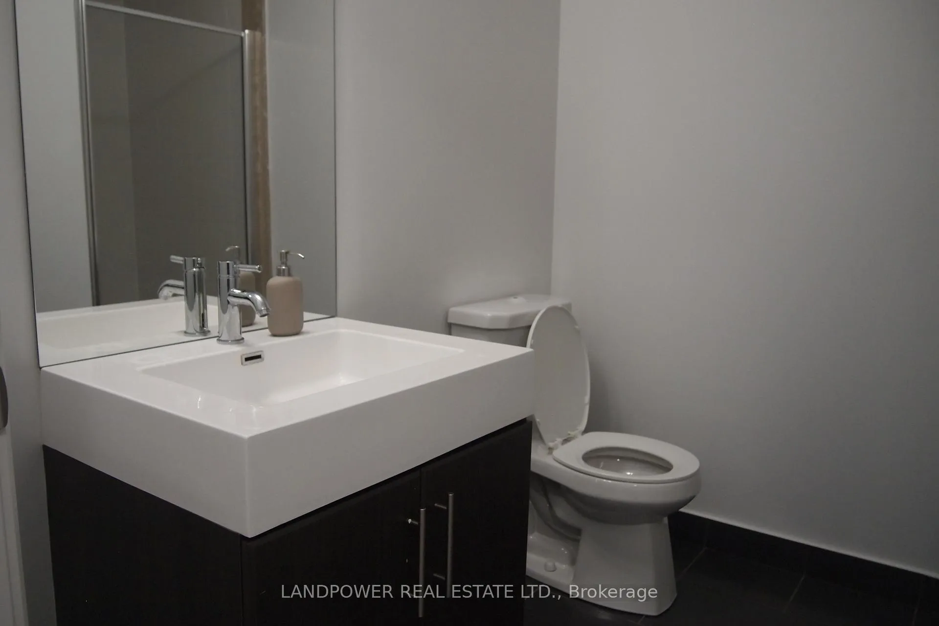Photo 5 of Unit Lph 10, 35 Brian Peck Crescent, Toronto, Thorncliffe Park — HOMEH