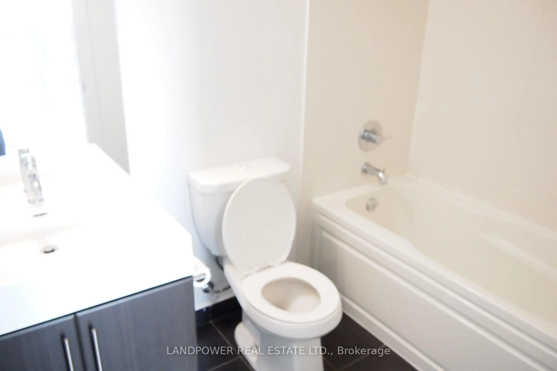 Photo 7 of Unit Lph 10, 35 Brian Peck Crescent, Toronto, Thorncliffe Park — HOMEH