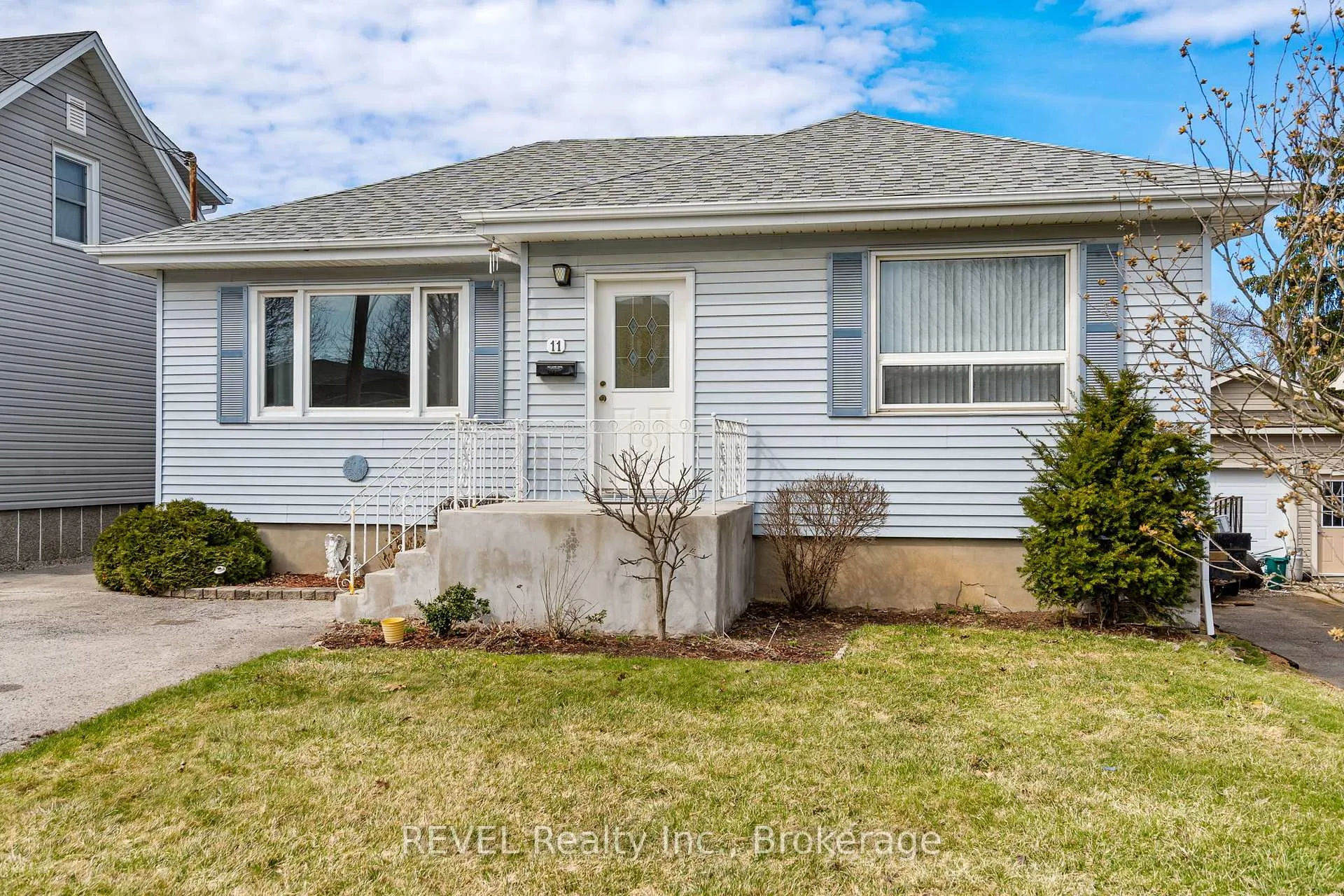 Photo 2 of 11 Melrose Avenue, St. Catharines, Oakdale — HOMEH