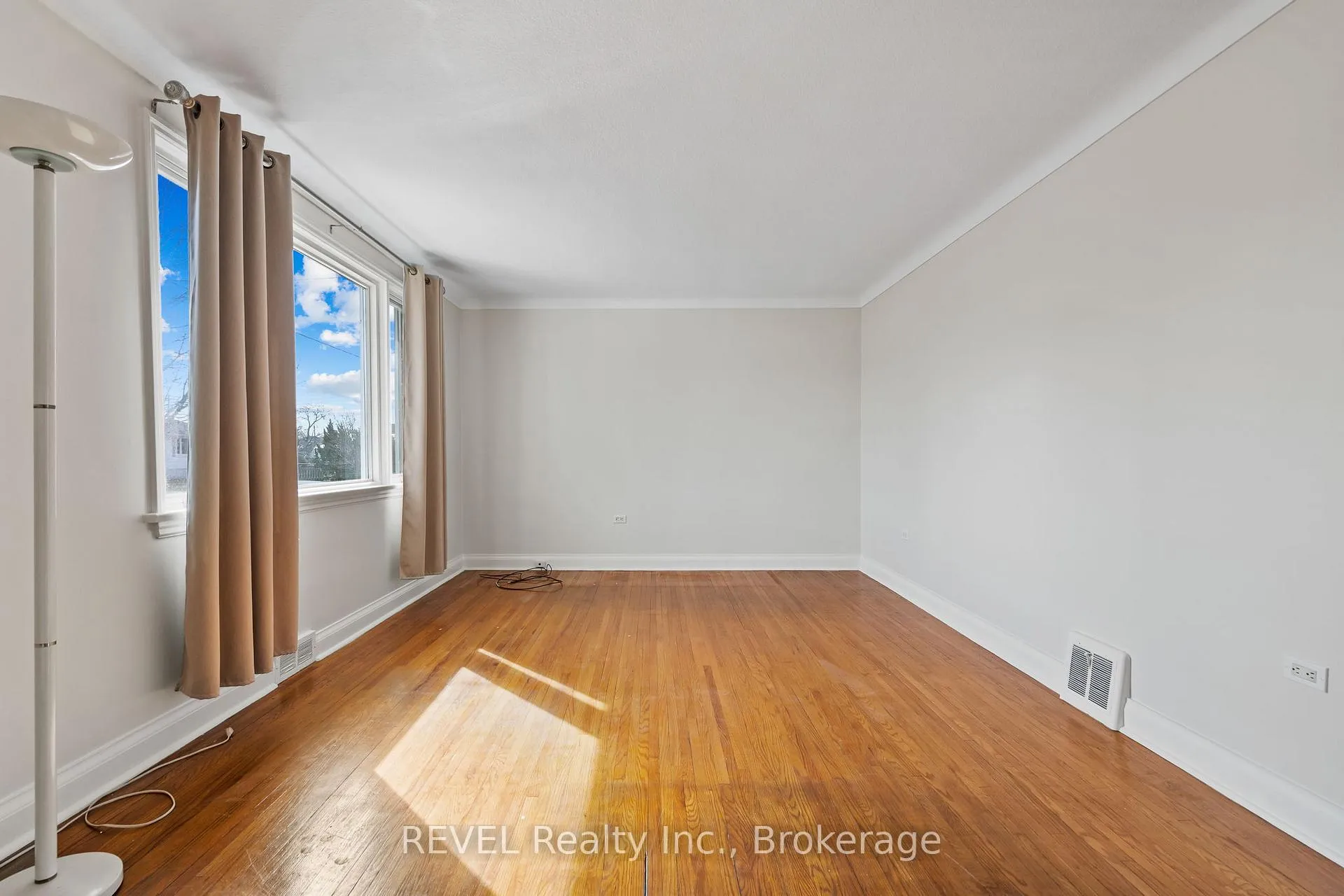 Photo 5 of 11 Melrose Avenue, St. Catharines, Oakdale — HOMEH