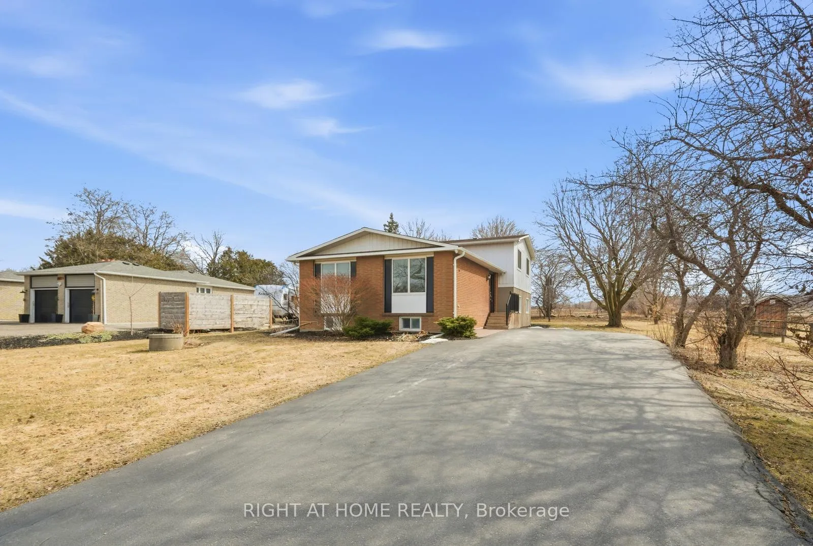 Front of 5885 7th Line