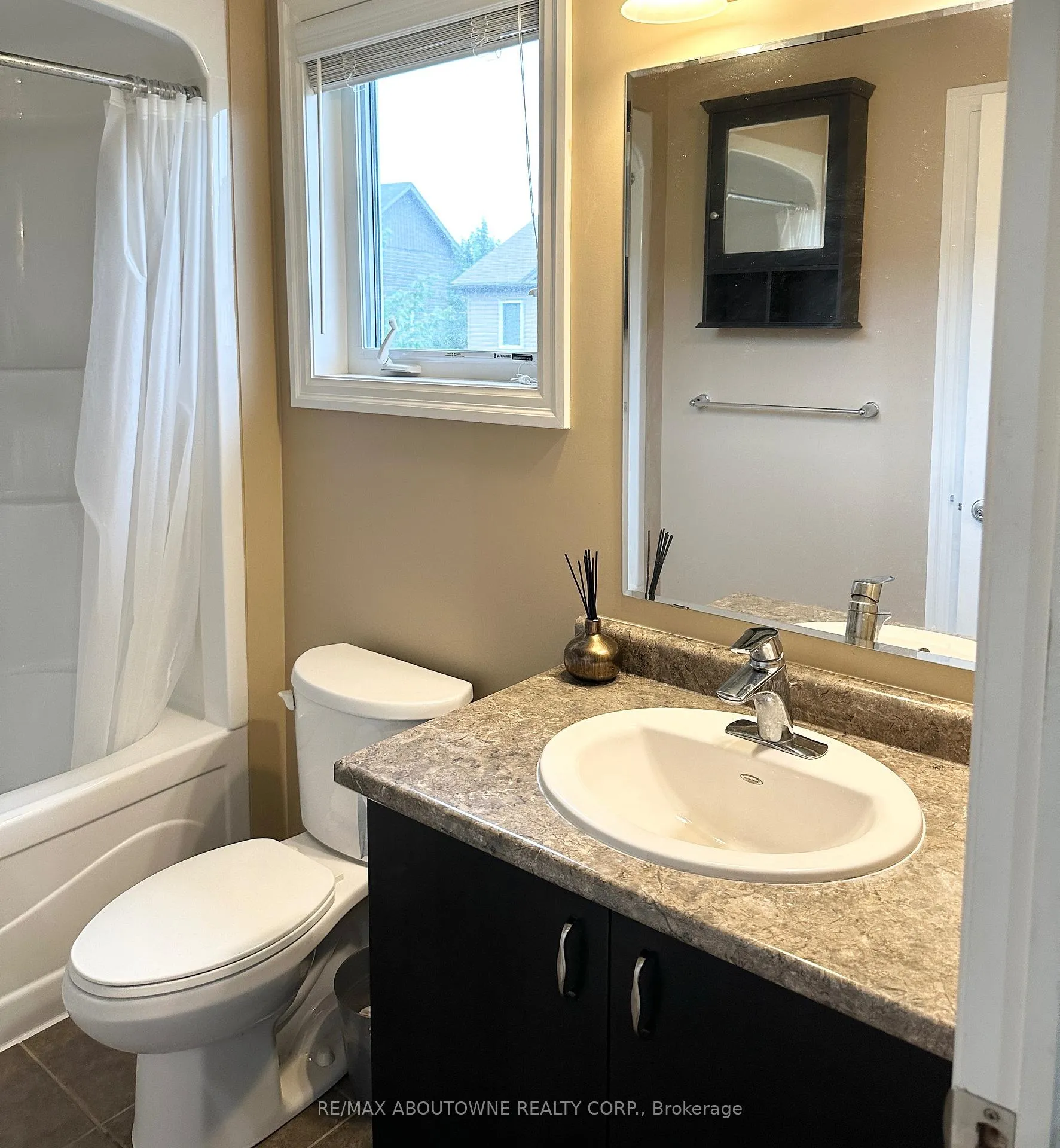 Photo 14 of 17 Samuel Drive, Guelph, Pineridge/Westminster Woods — HOMEH