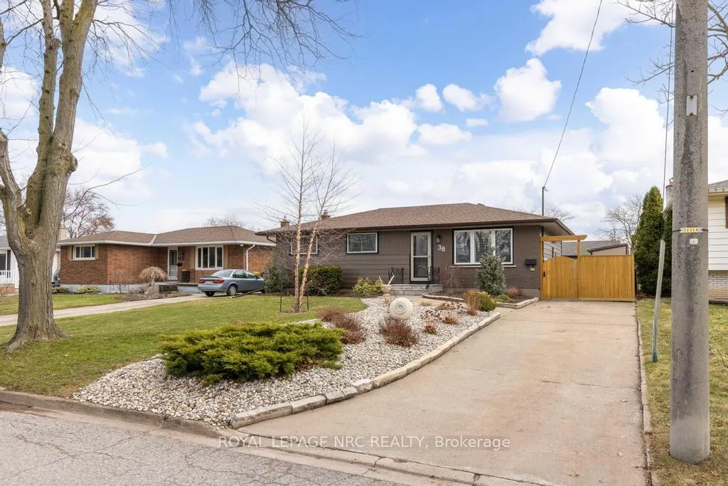 Photo 2 of 38 Lanark Crescent, St. Catharines, Carlton/Bunting — HOMEH