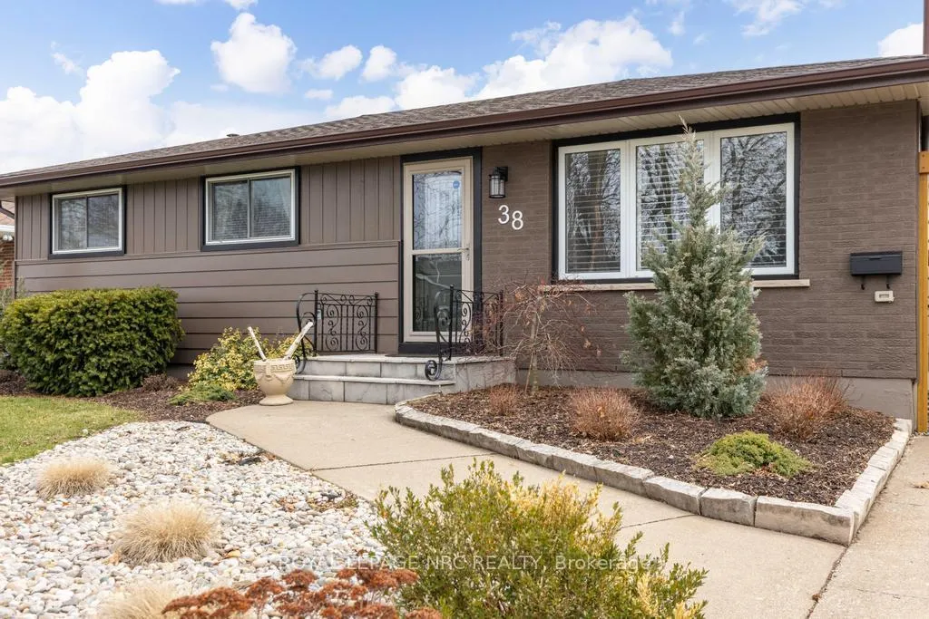 Photo 3 of 38 Lanark Crescent, St. Catharines, Carlton/Bunting — HOMEH