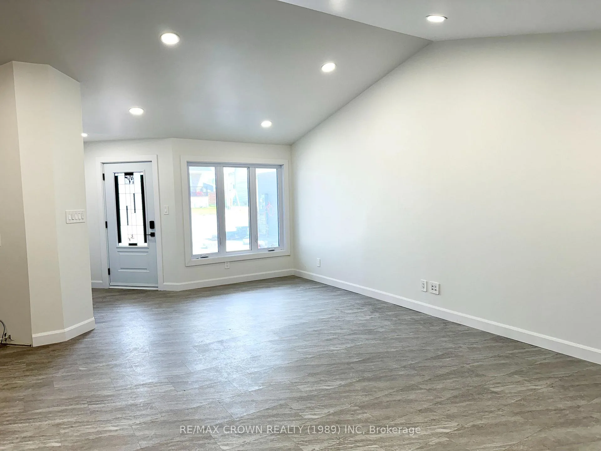Photo 5 of 24 Golf Street, Kapuskasing — HOMEH