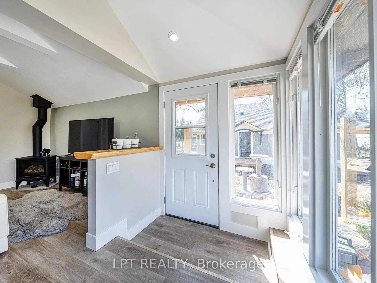 Photo 2 of Unit 2, 72 Farley Circle, Georgina, Historic Lakeshore Communities — HOMEH