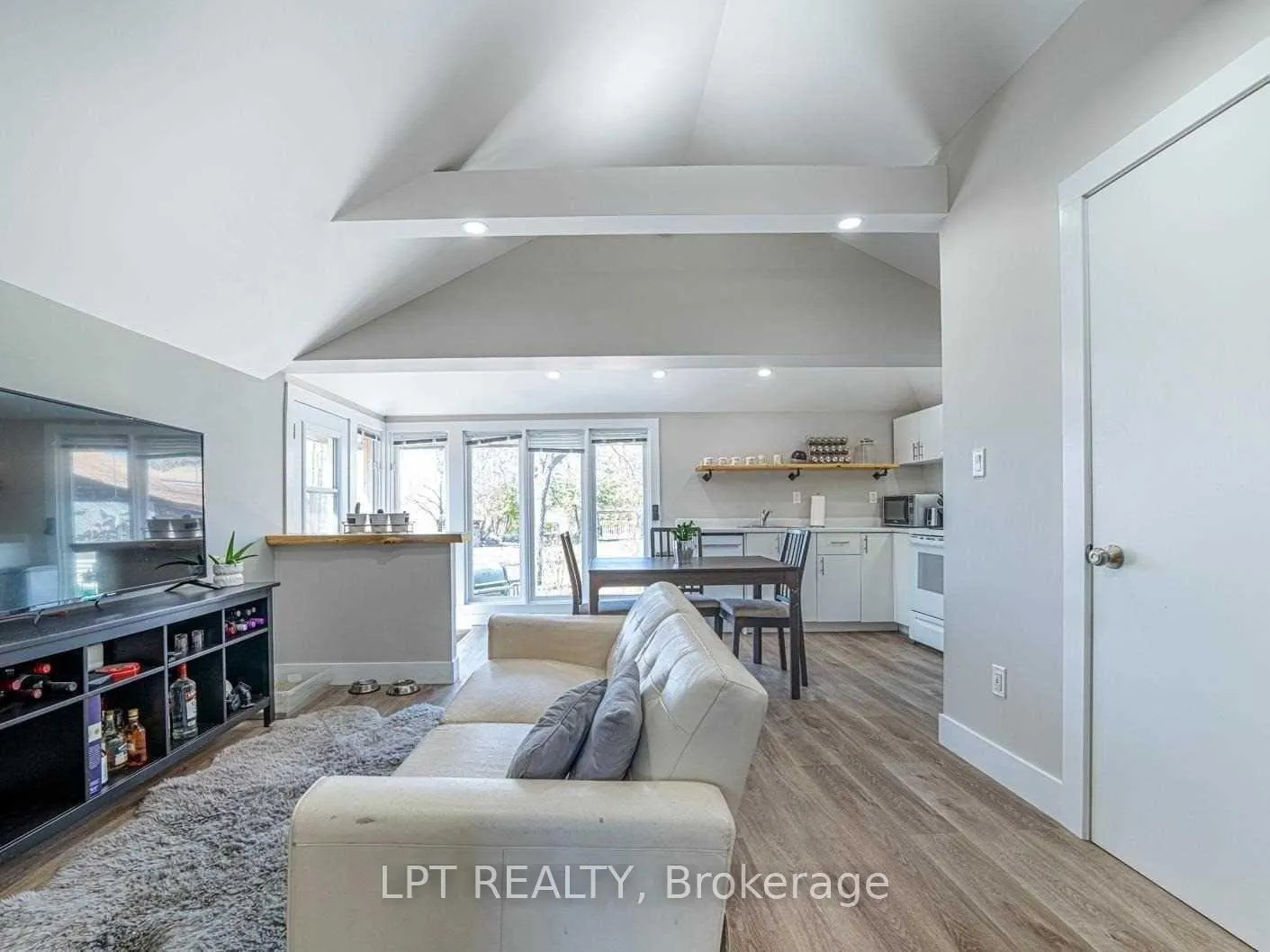Photo 3 of Unit 2, 72 Farley Circle, Georgina, Historic Lakeshore Communities — HOMEH