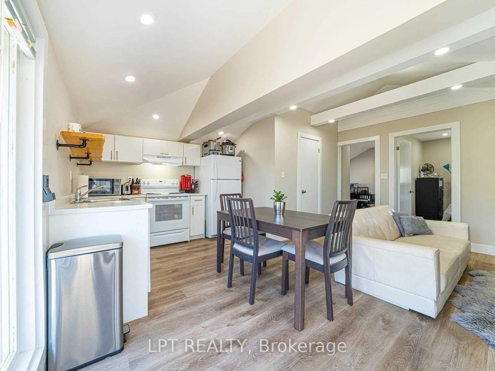 Photo 4 of Unit 2, 72 Farley Circle, Georgina, Historic Lakeshore Communities — HOMEH