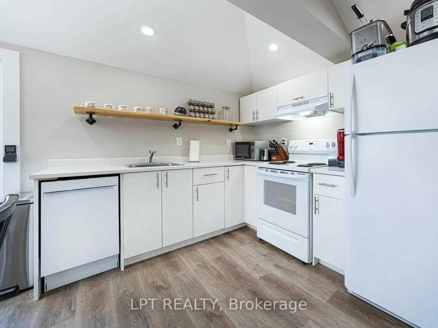 Photo 5 of Unit 2, 72 Farley Circle, Georgina, Historic Lakeshore Communities — HOMEH