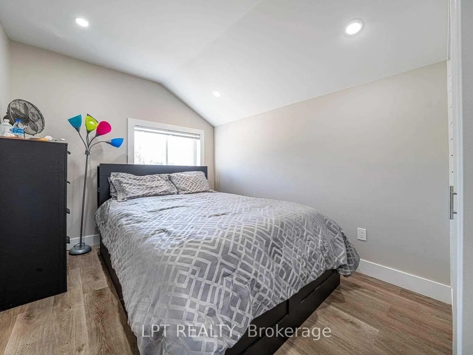 Photo 7 of Unit 2, 72 Farley Circle, Georgina, Historic Lakeshore Communities — HOMEH
