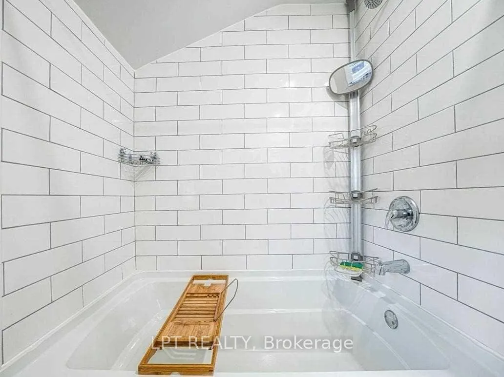 Photo 9 of Unit 2, 72 Farley Circle, Georgina, Historic Lakeshore Communities — HOMEH