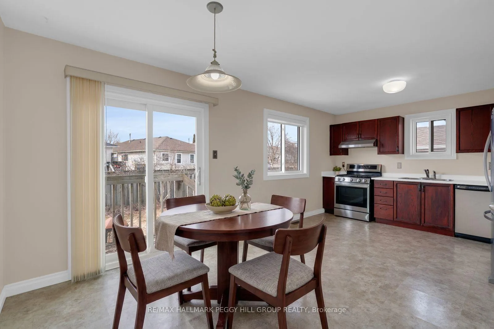 Photo 5 of 47 Chalmers Drive, Barrie, Painswick South — HOMEH
