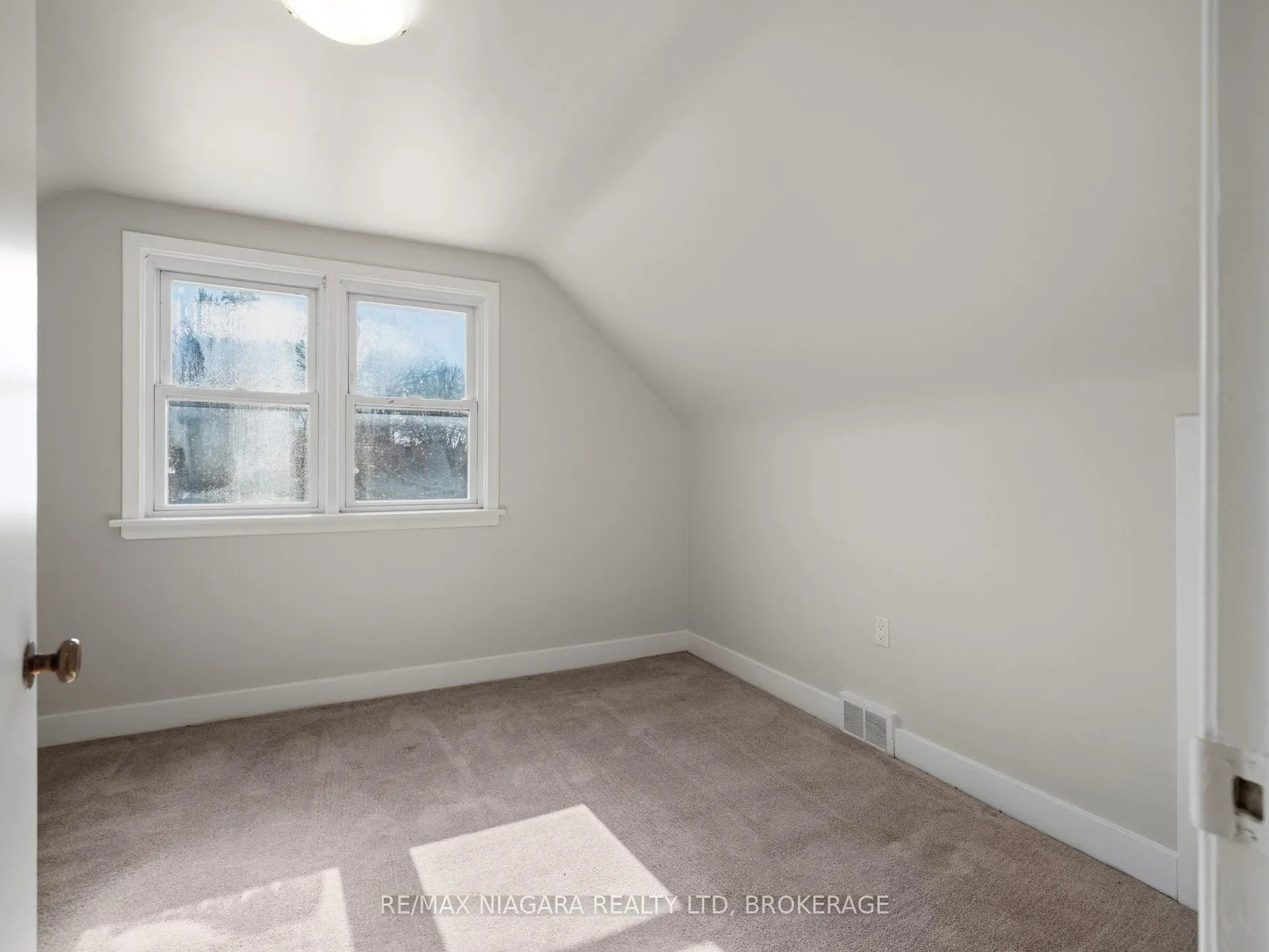 Photo 18 of 7957 Beaverdams Road, Niagara Falls, Ascot — HOMEH