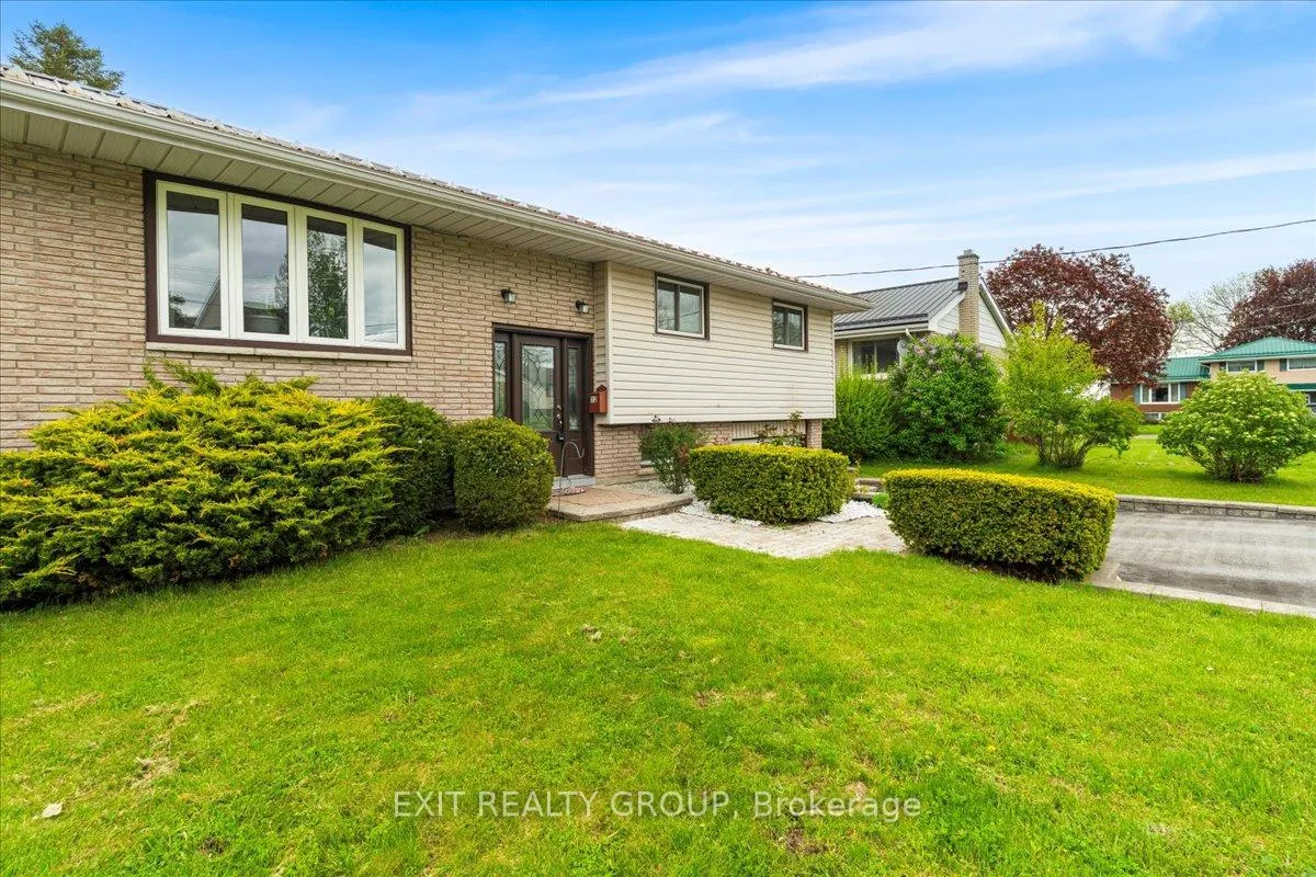 Photo 2 of 12 Chown Crescent, Belleville, Thurlow Ward — HOMEH