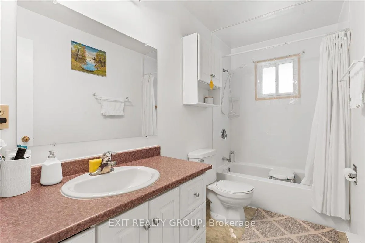 Photo 11 of 12 Chown Crescent, Belleville, Thurlow Ward — HOMEH