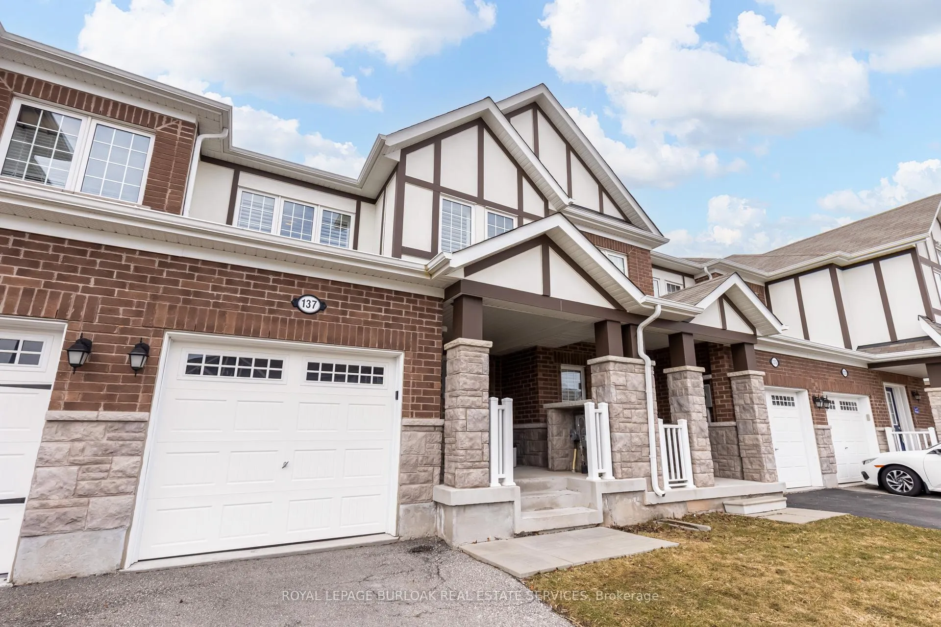 Photo 2 of 137 McMonies Drive, Hamilton, Waterdown — HOMEH