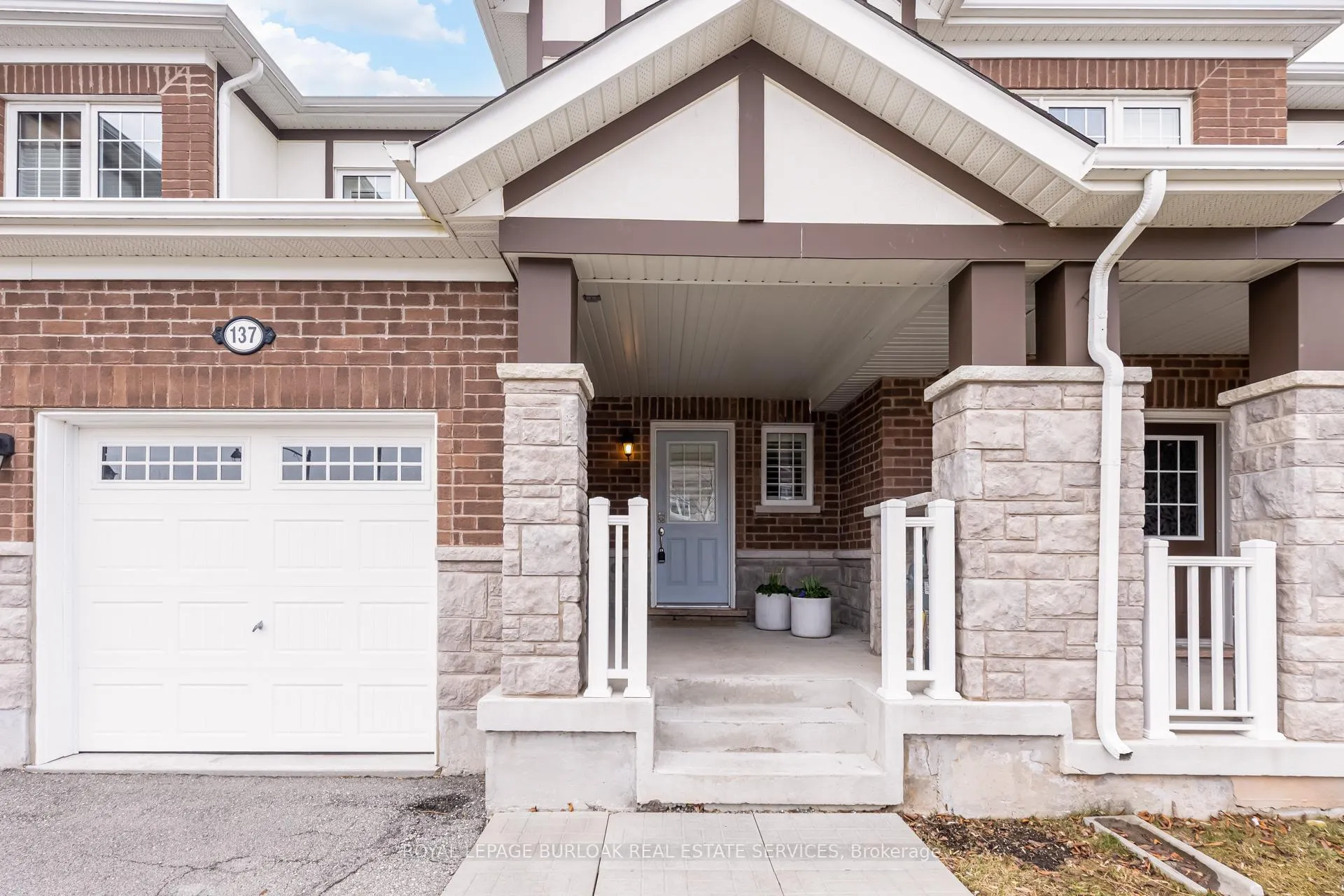 Photo 3 of 137 McMonies Drive, Hamilton, Waterdown — HOMEH