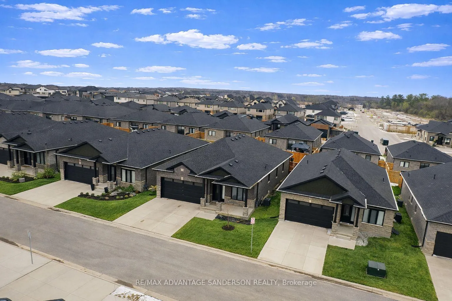 Photo 4 of Unit 30, 383 Daventry Way, Middlesex Centre, Komoka — HOMEH