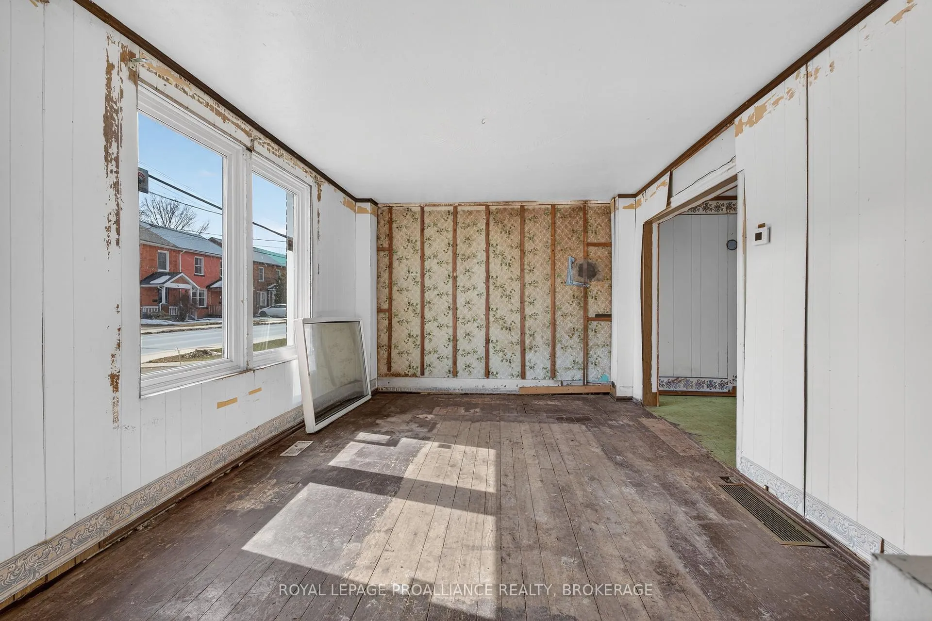 Photo 3 of 121 Stephen Street, Kingston, East of Sir John A. Blvd — HOMEH