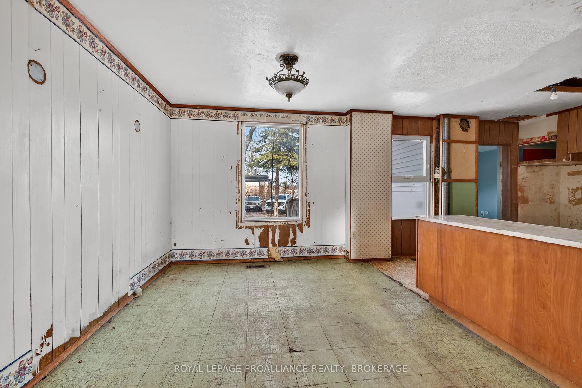Photo 4 of 121 Stephen Street, Kingston, East of Sir John A. Blvd — HOMEH