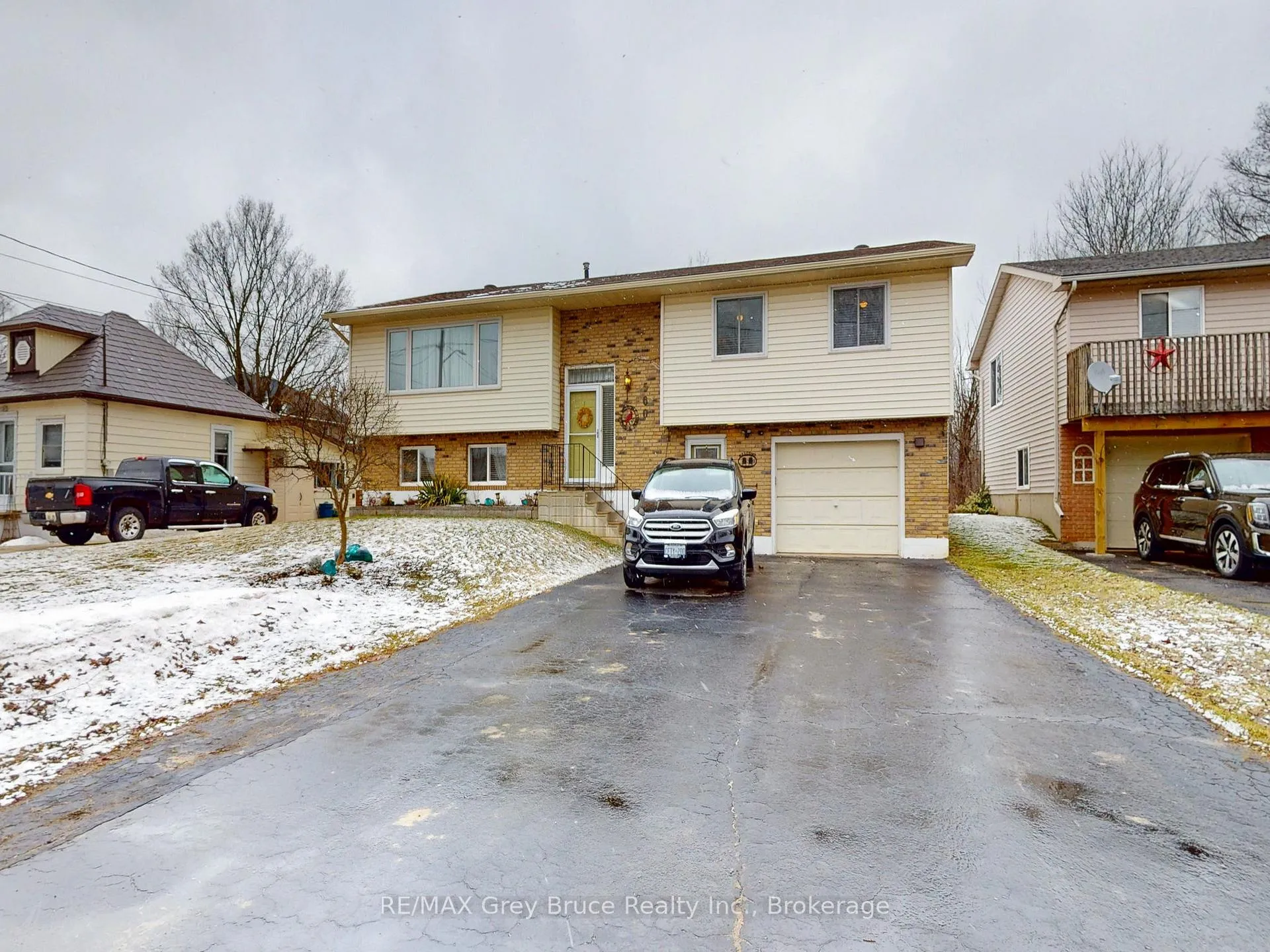 Photo 1 of 560 20th Street E, Owen Sound — HOMEH