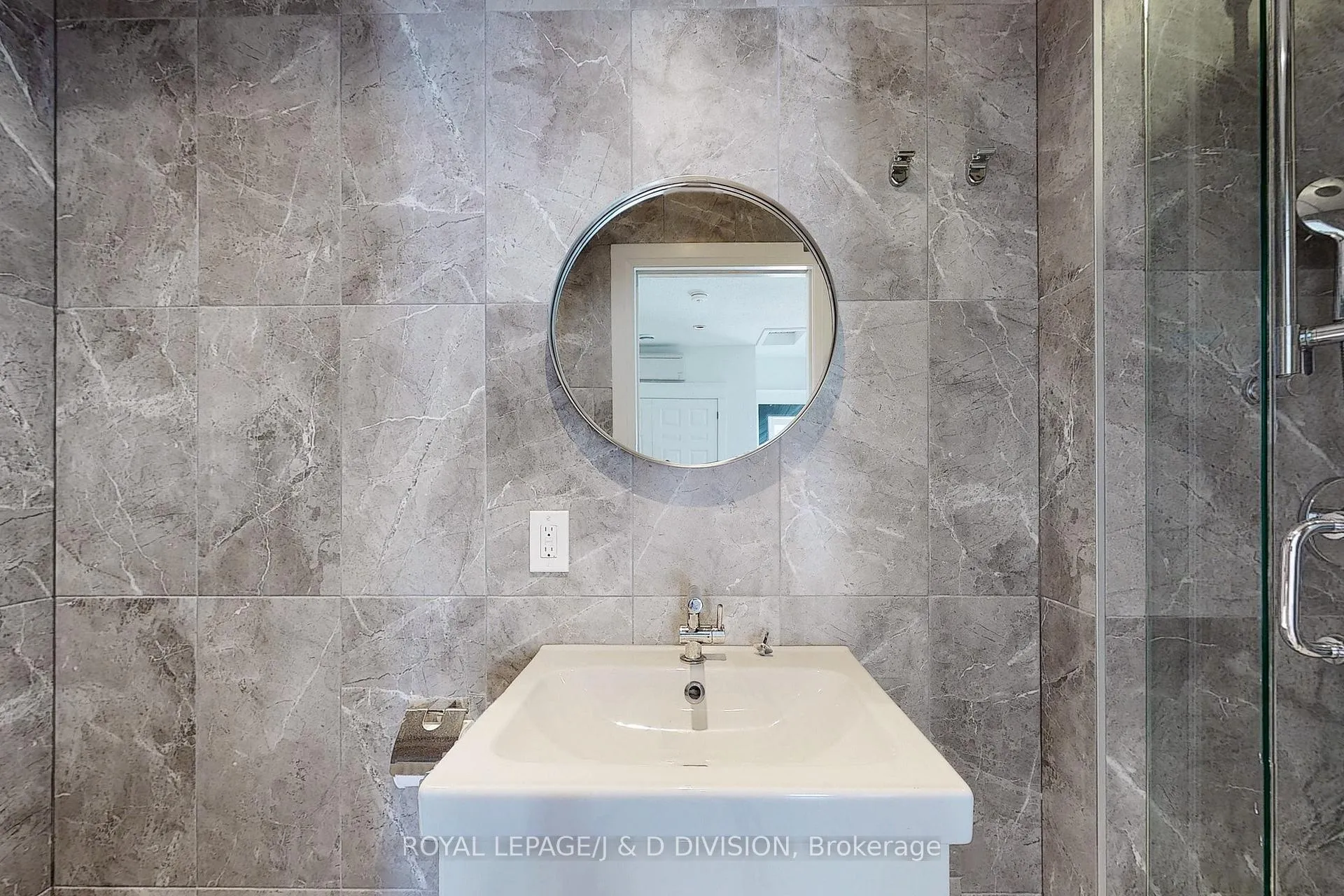 Photo 25 of Unit Upper, 17 Humewood Drive, Toronto, Humewood-Cedarvale — HOMEH