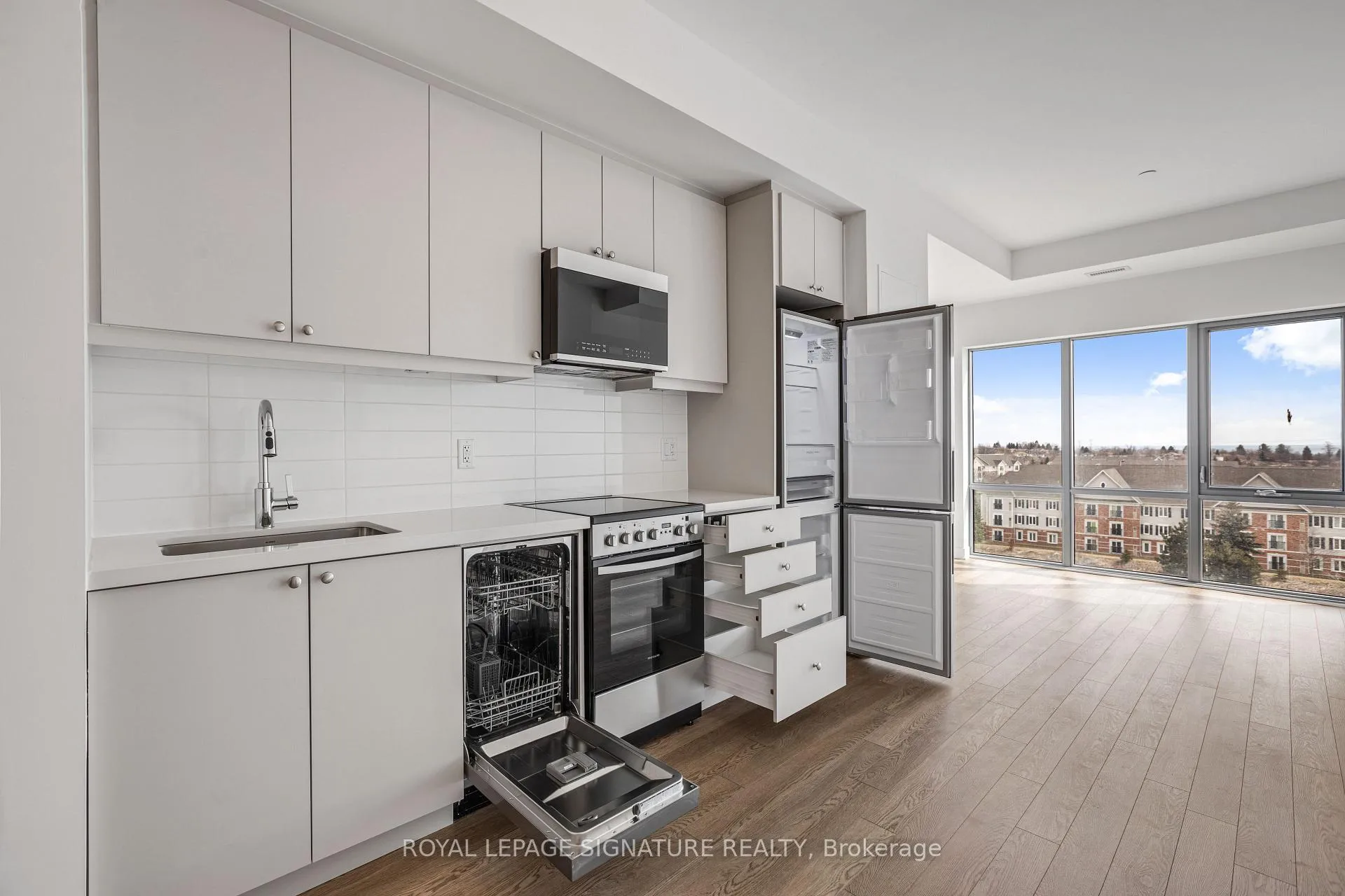 Photo 8 of Unit 601, 51 Clarington Boulevard, Clarington, Bowmanville — HOMEH