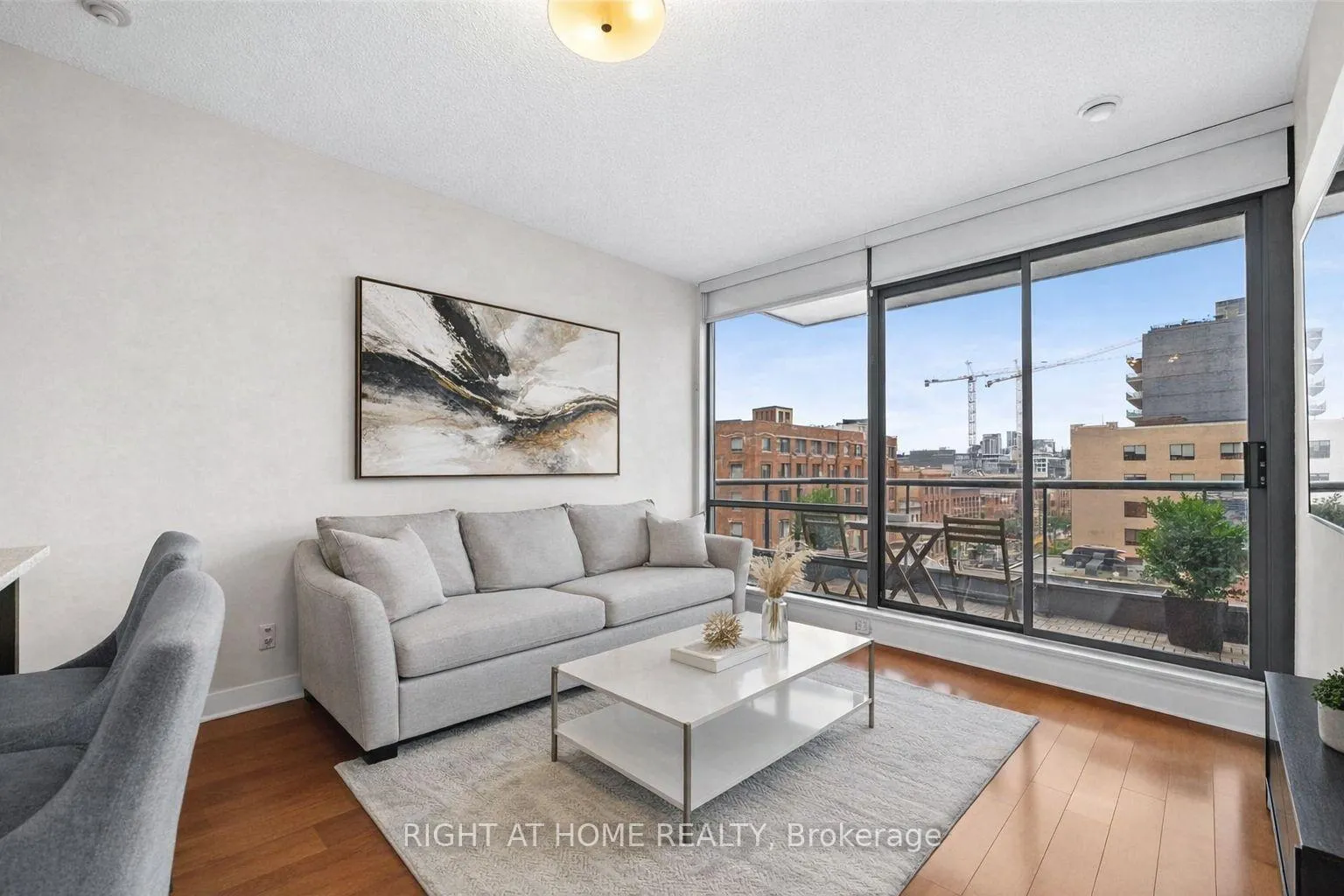 Front of Unit 609, 438 King Street W