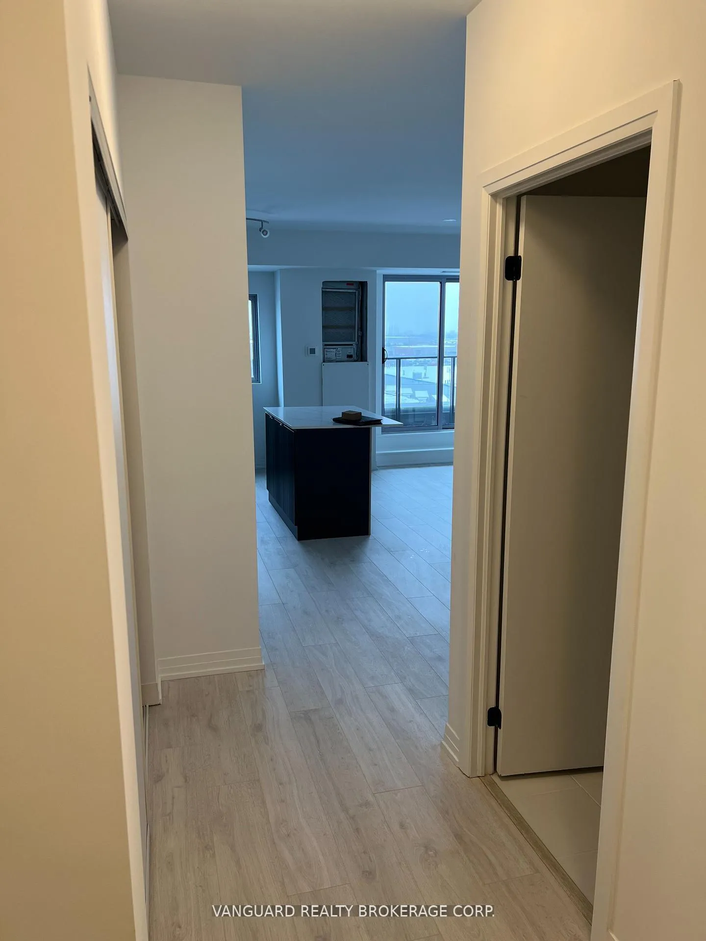 Photo 4 of Unit 509, 408 Browns Line, Etobicoke, Alderwood — HOMEH