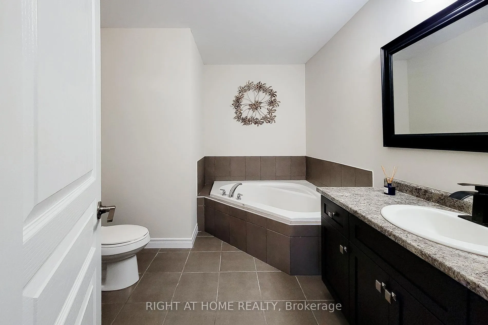 Photo 29 of 27 Hitching Post Ridge, Hamilton, Binbrook — HOMEH
