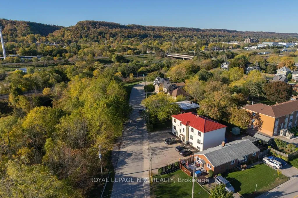 Photo 3 of Unit Unit 1, 389 Elizabeth Street, Grimsby, Grimsby Beach — HOMEH