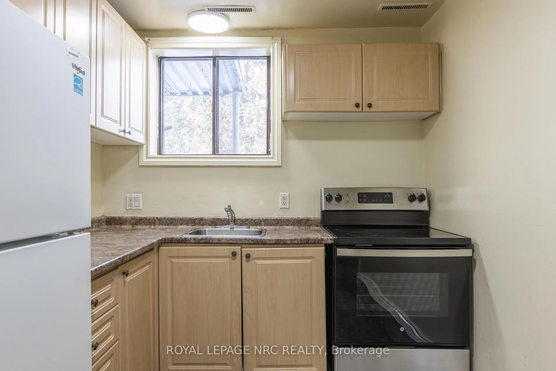 Photo 12 of Unit Unit 1, 389 Elizabeth Street, Grimsby, Grimsby Beach — HOMEH