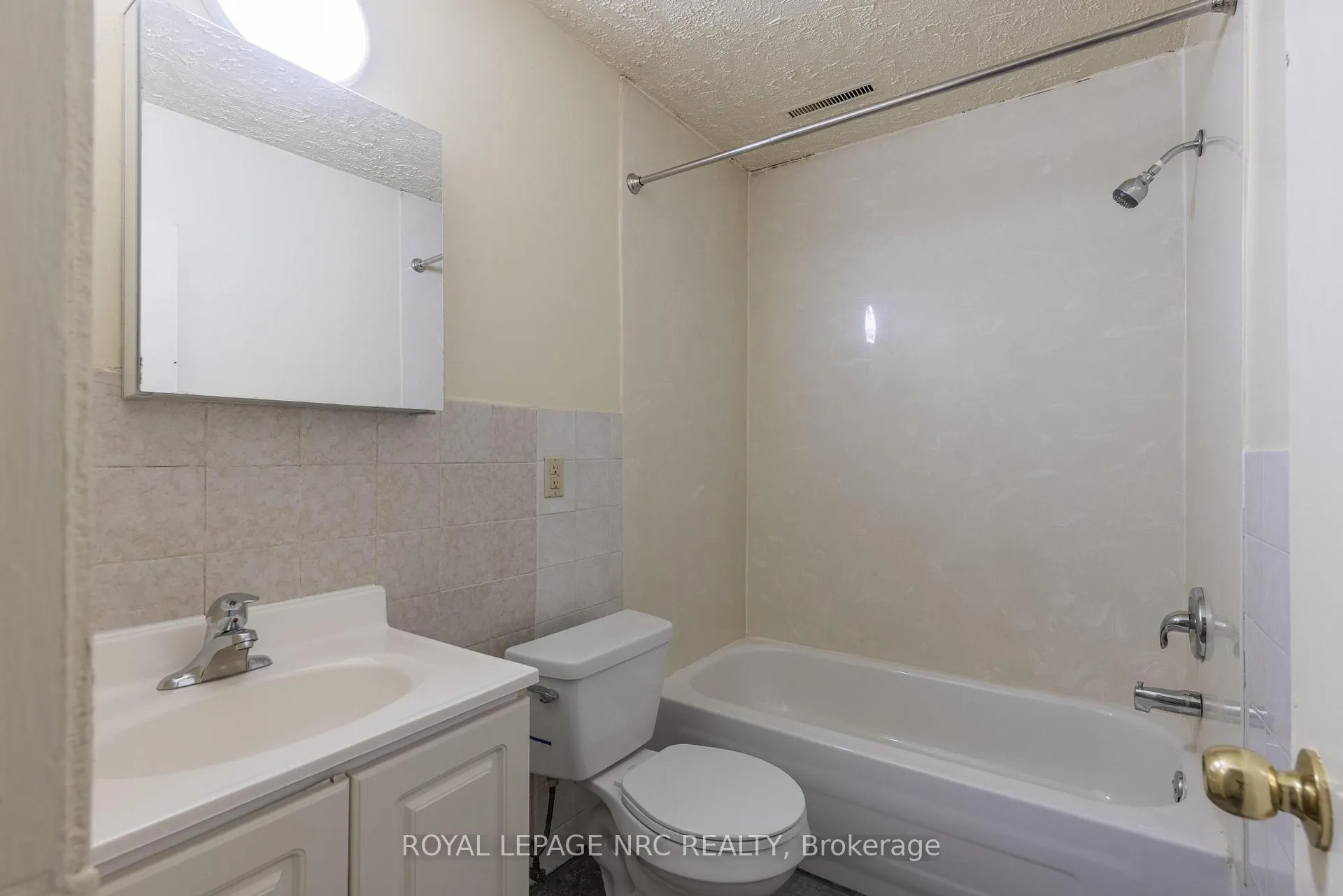 Photo 13 of Unit Unit 1, 389 Elizabeth Street, Grimsby, Grimsby Beach — HOMEH