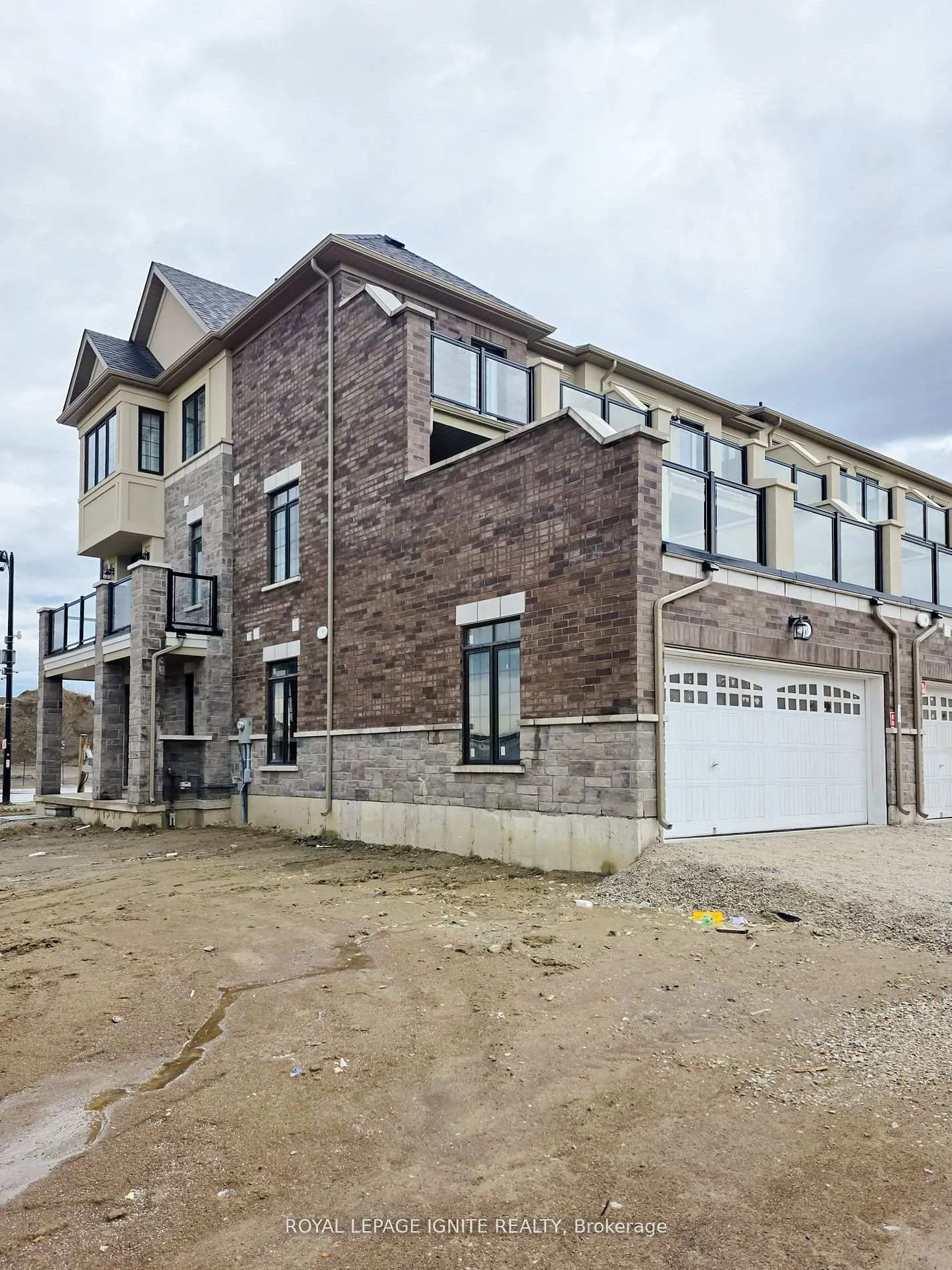 Photo 4 of 83 Claremont Drive, Brampton, Sandringham-Wellington North — HOMEH