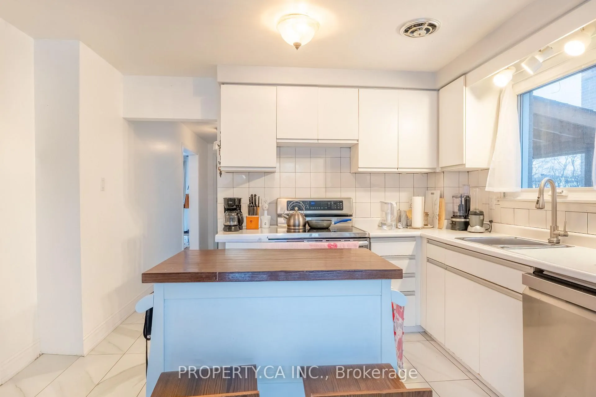 Photo 4 of 65 Cloverdale Drive, Brampton, Avondale — HOMEH
