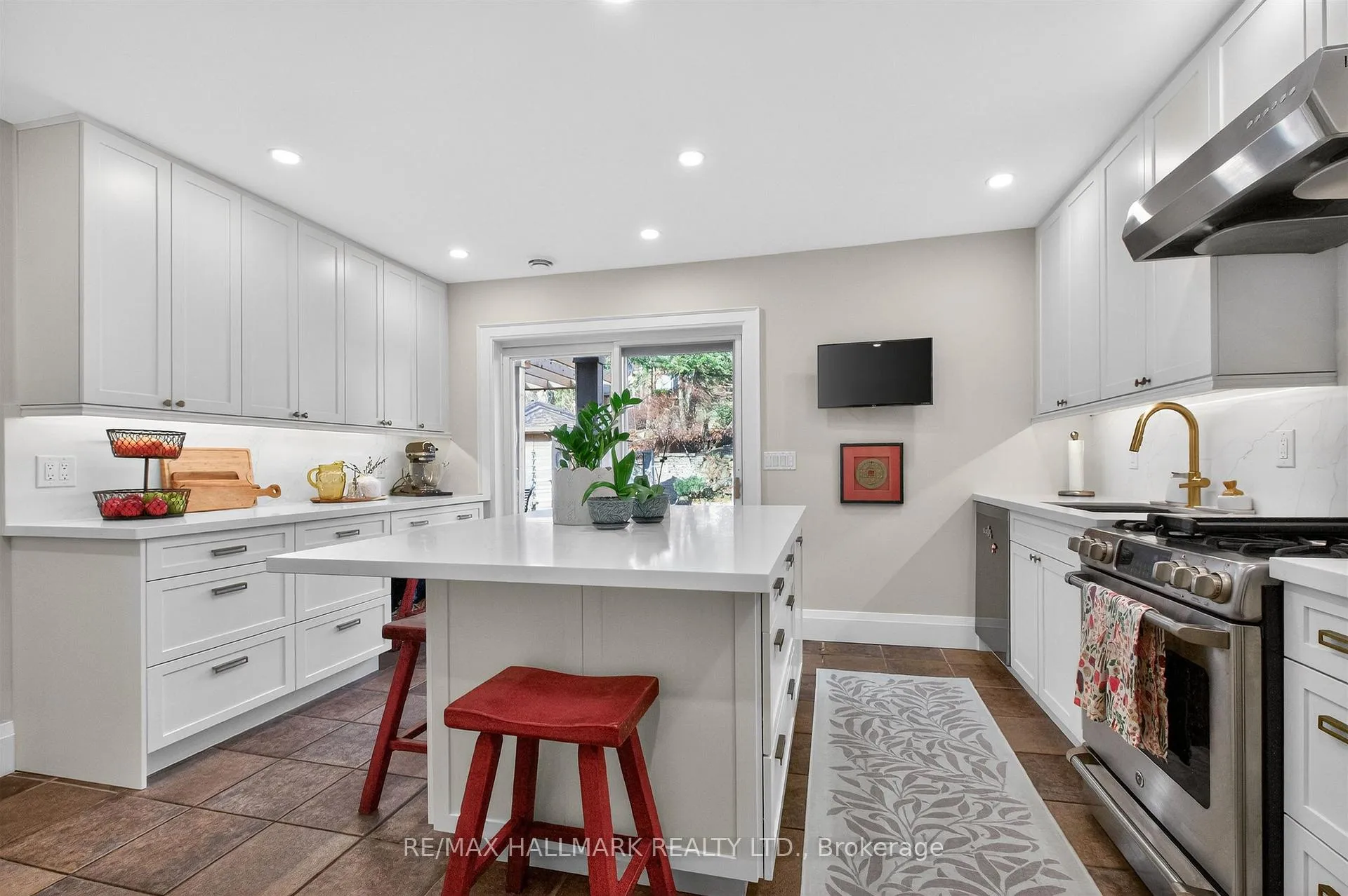 Photo 16 of 336 Glen Manor Drive, Toronto, The Beaches — HOMEH