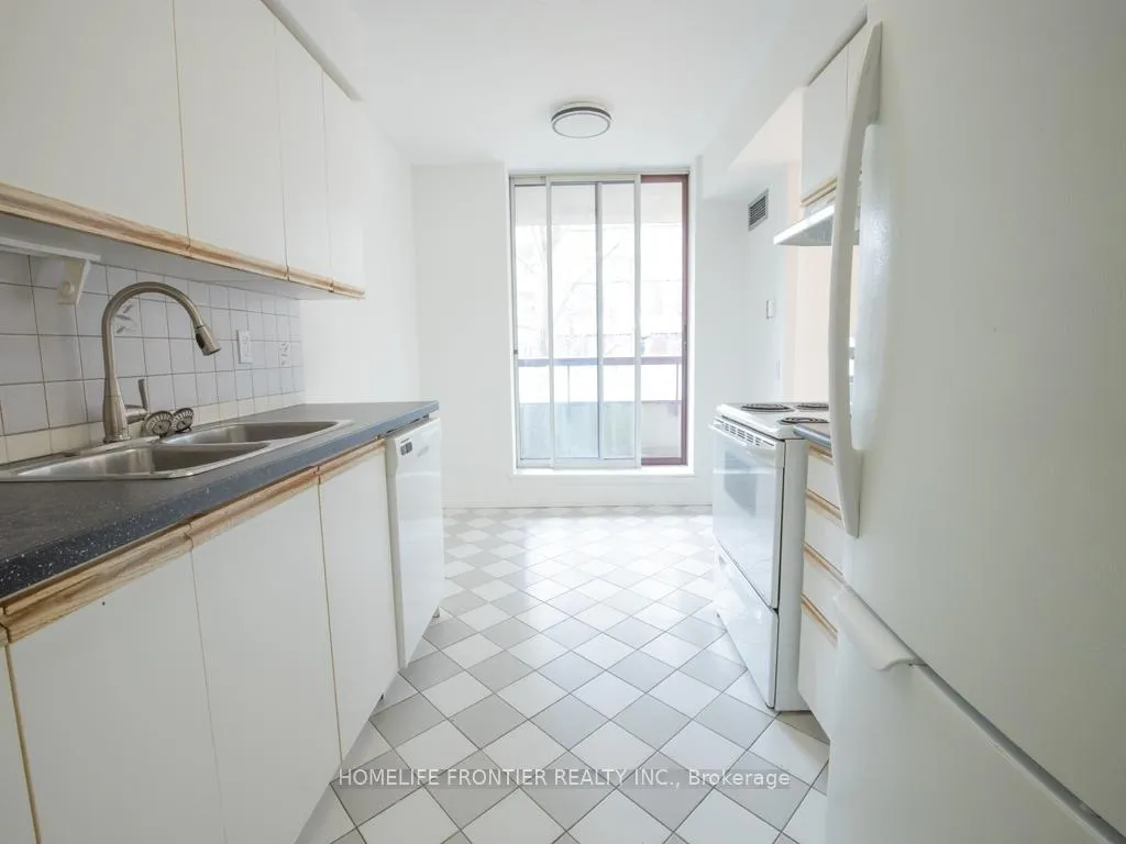 Photo 13 of Unit 210, 81 Townsgate Drive E, Vaughan, Crestwood-Springfarm-Yorkhill — HOMEH