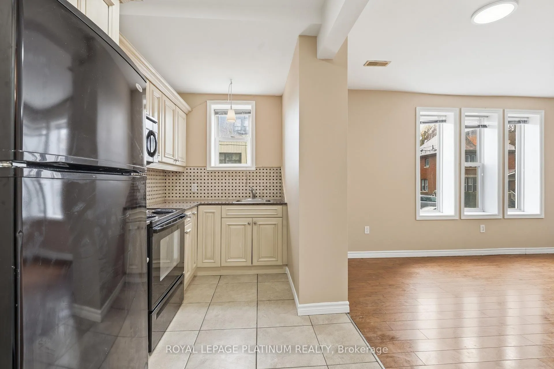 Photo 11 of Unit 4, 120 Sherman Avenue S, Hamilton, St. Clair — HOMEH