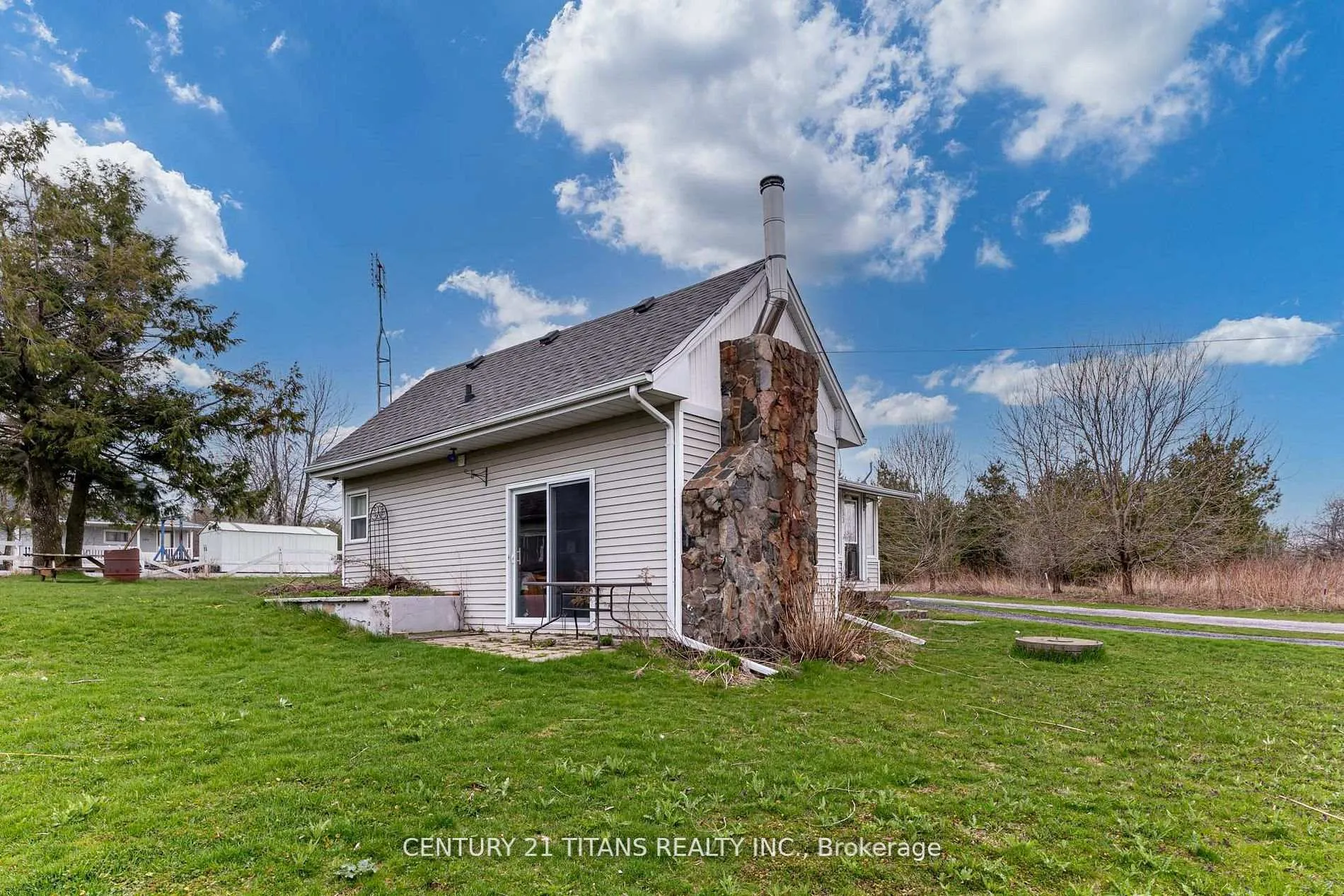 Photo 3 of 130 West Beach Road, Clarington, Bowmanville — HOMEH