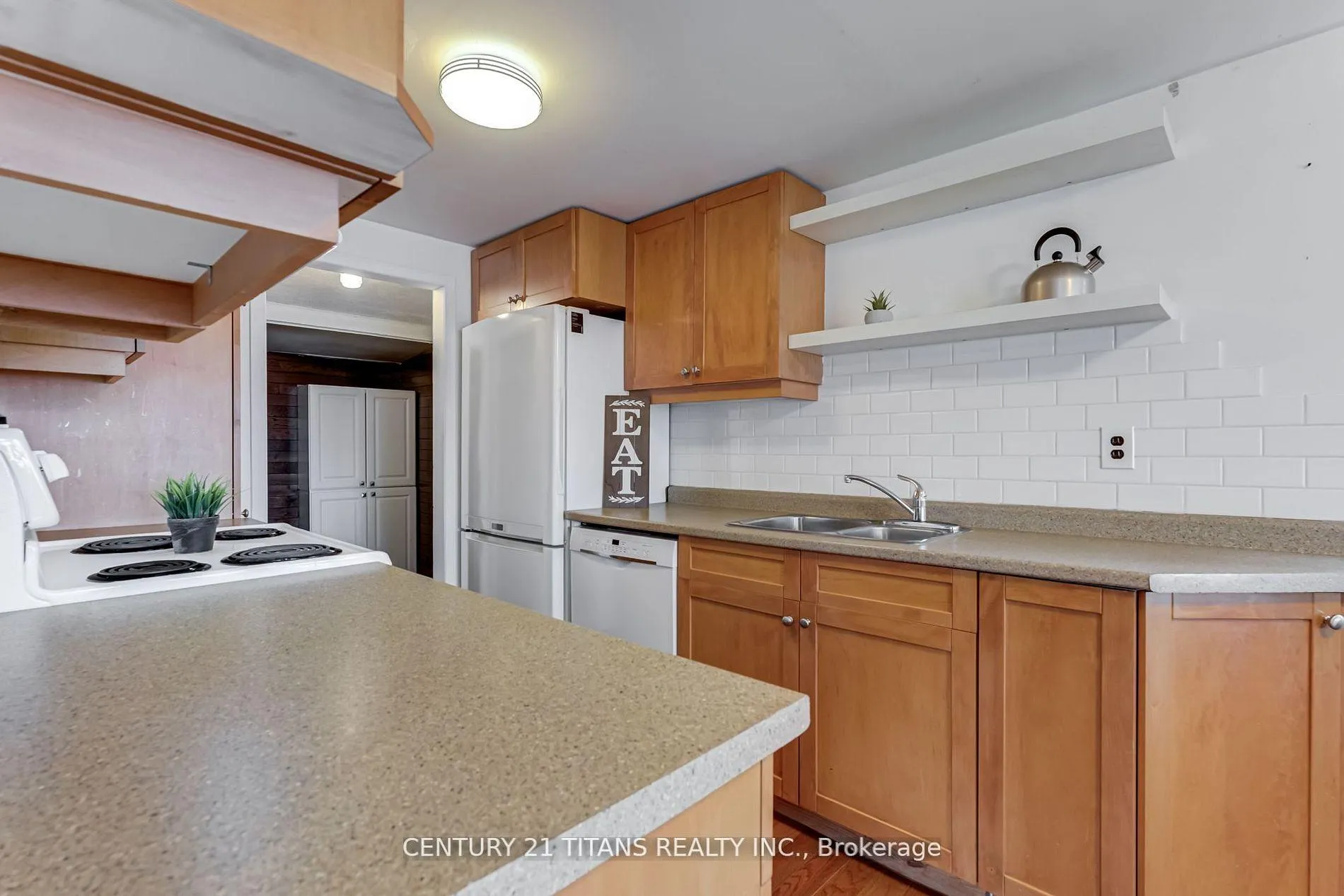 Photo 17 of 130 West Beach Road, Clarington, Bowmanville — HOMEH