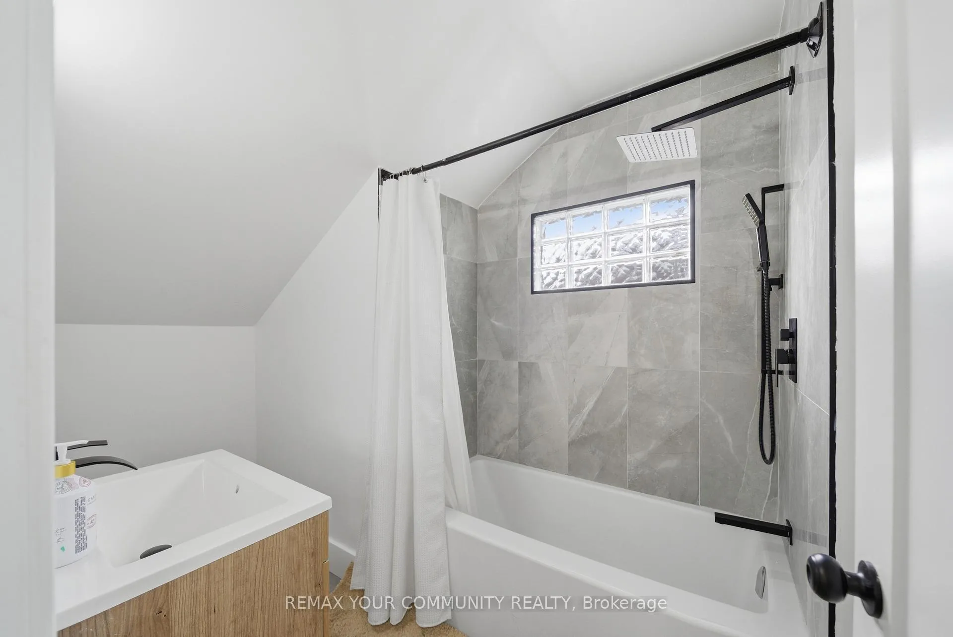 Photo 10 of 16 Marquis Street, St. Catharines, Downtown — HOMEH