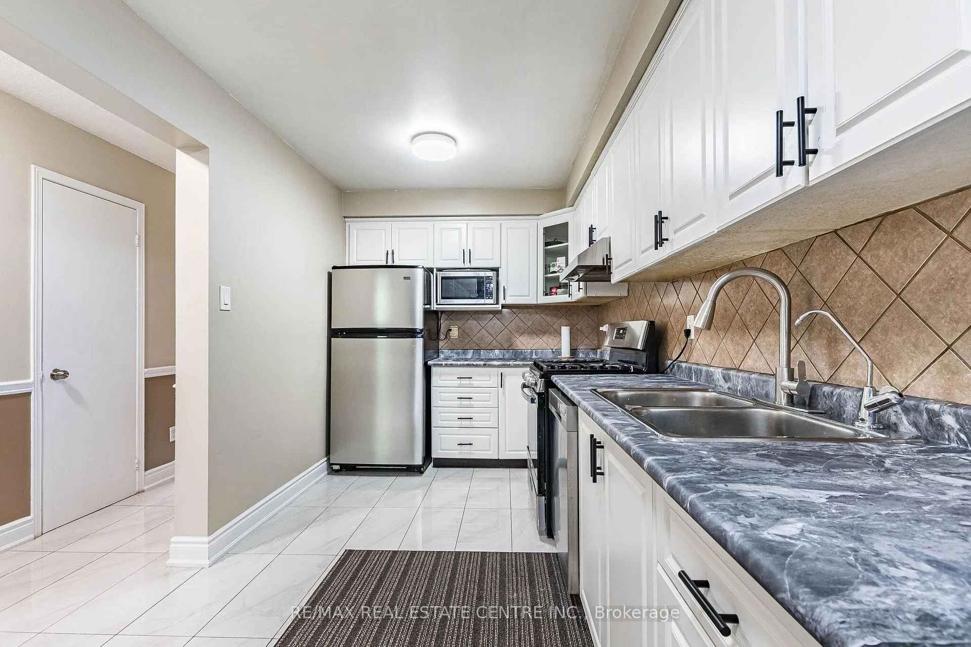 Photo 9 of 102 Timberlane Drive, Brampton, Fletcher's Creek South — HOMEH