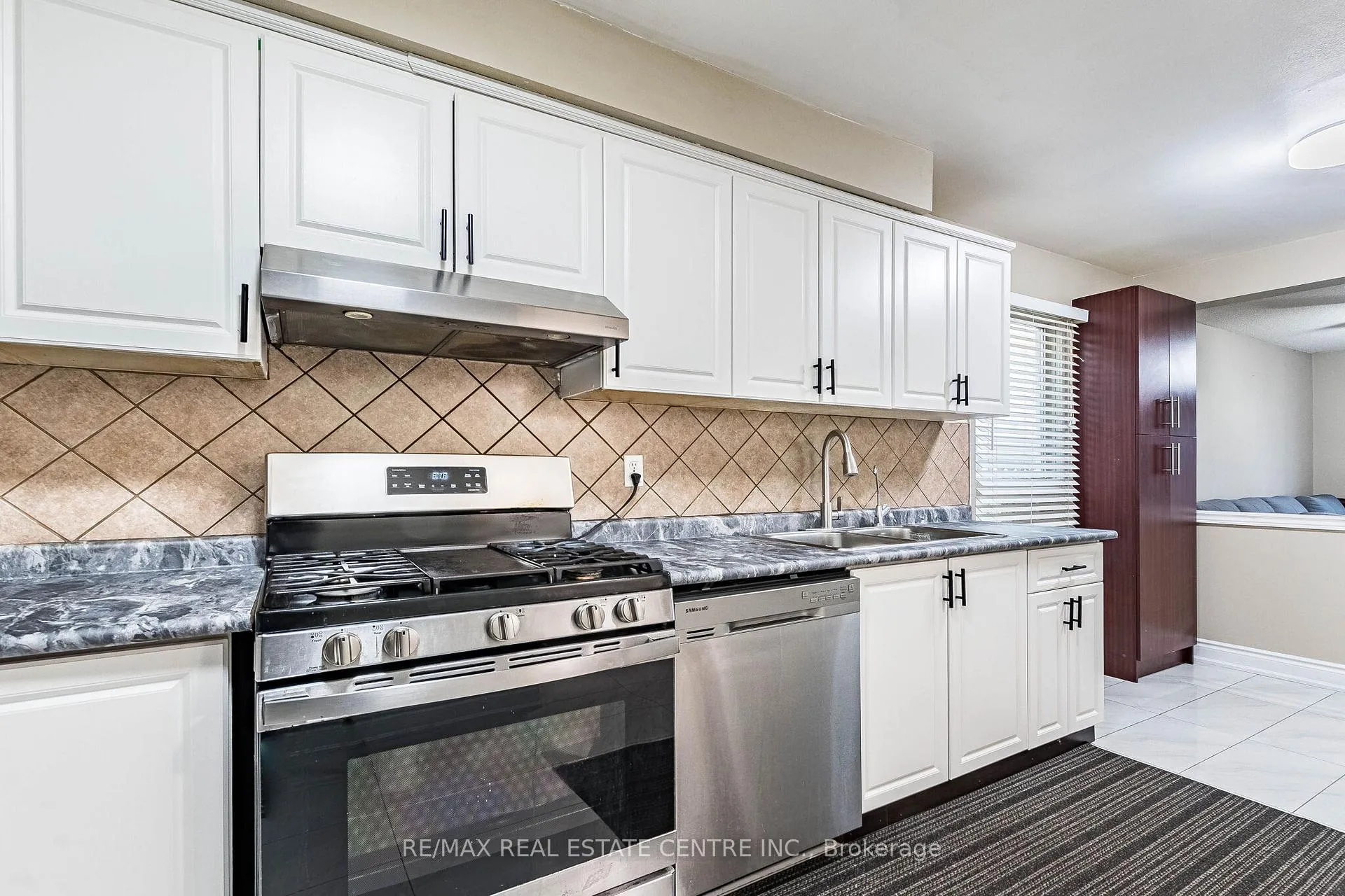 Photo 10 of 102 Timberlane Drive, Brampton, Fletcher's Creek South — HOMEH