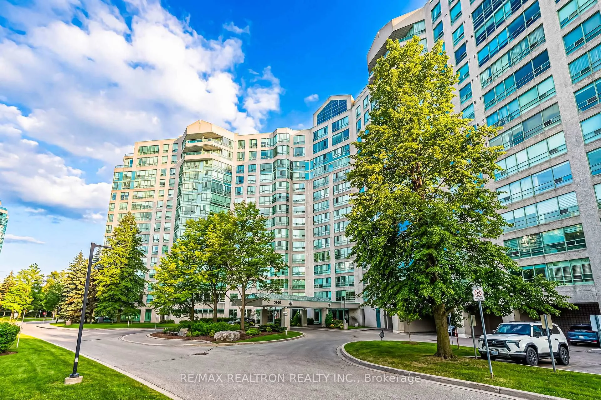 Photo 1 of Unit 822, 7805 Bayview Avenue, Markham, Aileen-Willowbrook — HOMEH