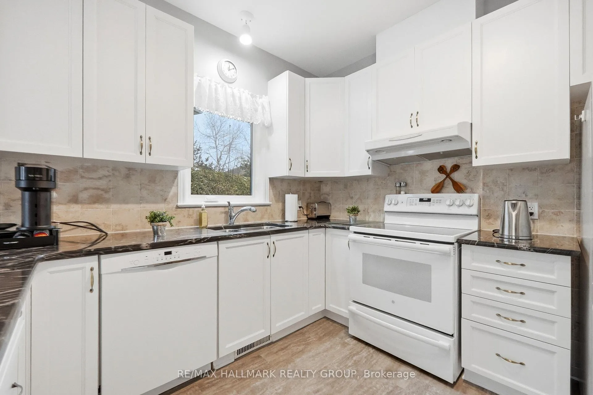 Photo 8 of 724 Long Point Circle, Ottawa, Blossom Park/Kemp Park/Findlay Creek — HOMEH