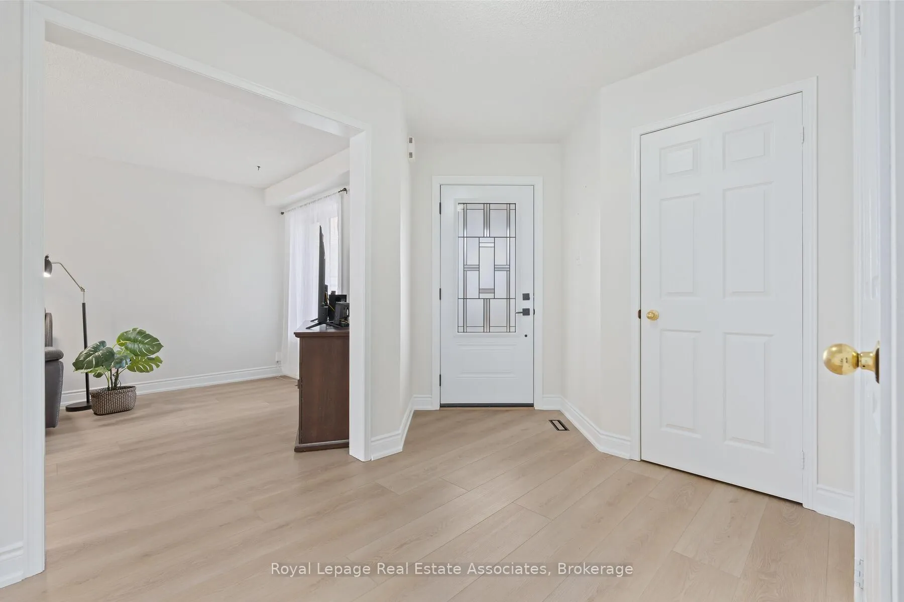 Photo 4 of 80 Lauchlin Crescent, Halton Hills, Georgetown — HOMEH