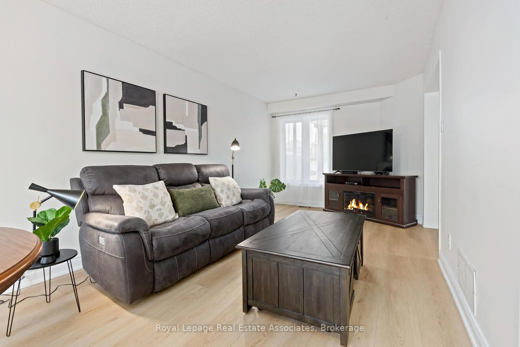Photo 5 of 80 Lauchlin Crescent, Halton Hills, Georgetown — HOMEH