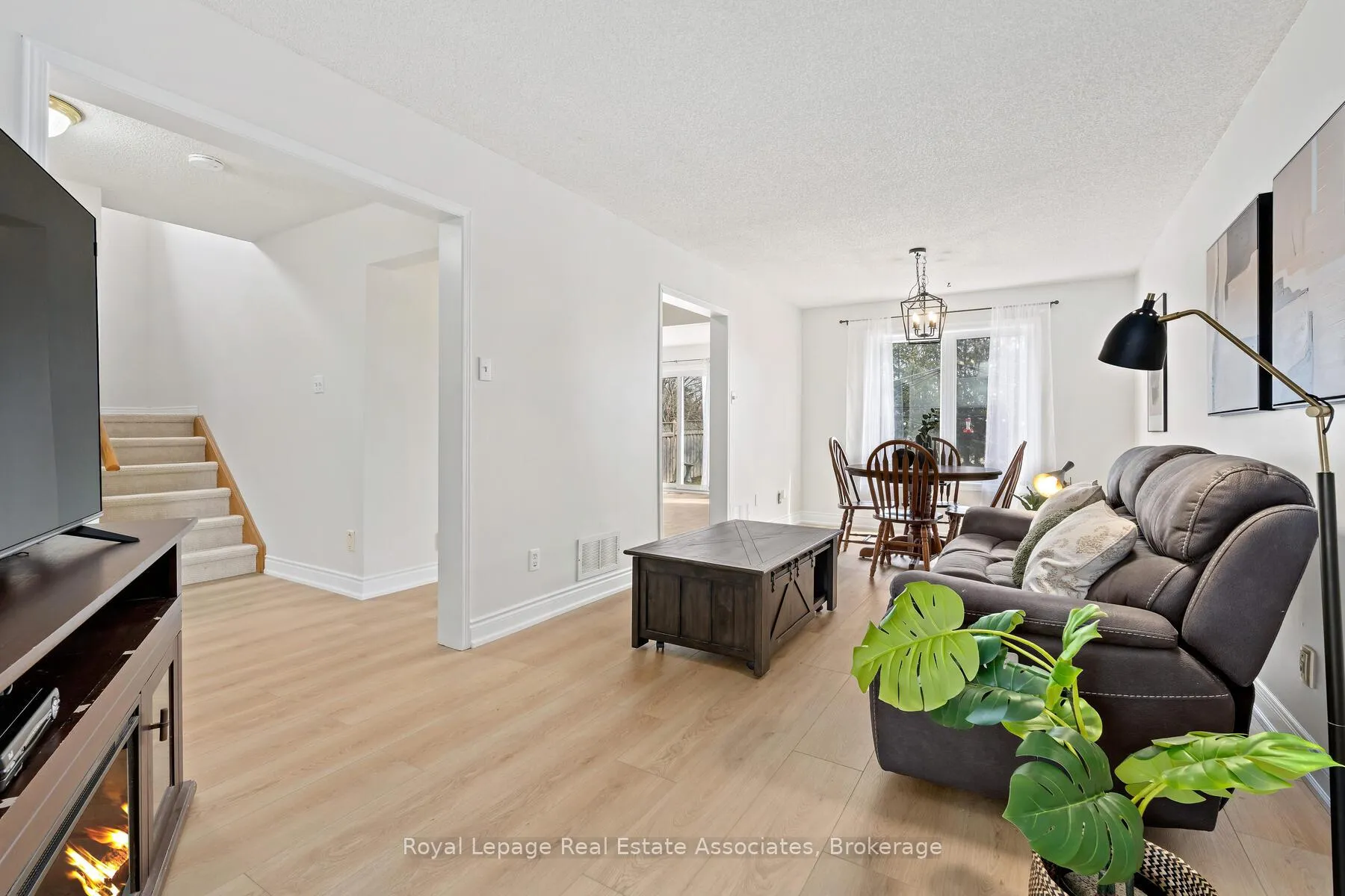 Photo 7 of 80 Lauchlin Crescent, Halton Hills, Georgetown — HOMEH