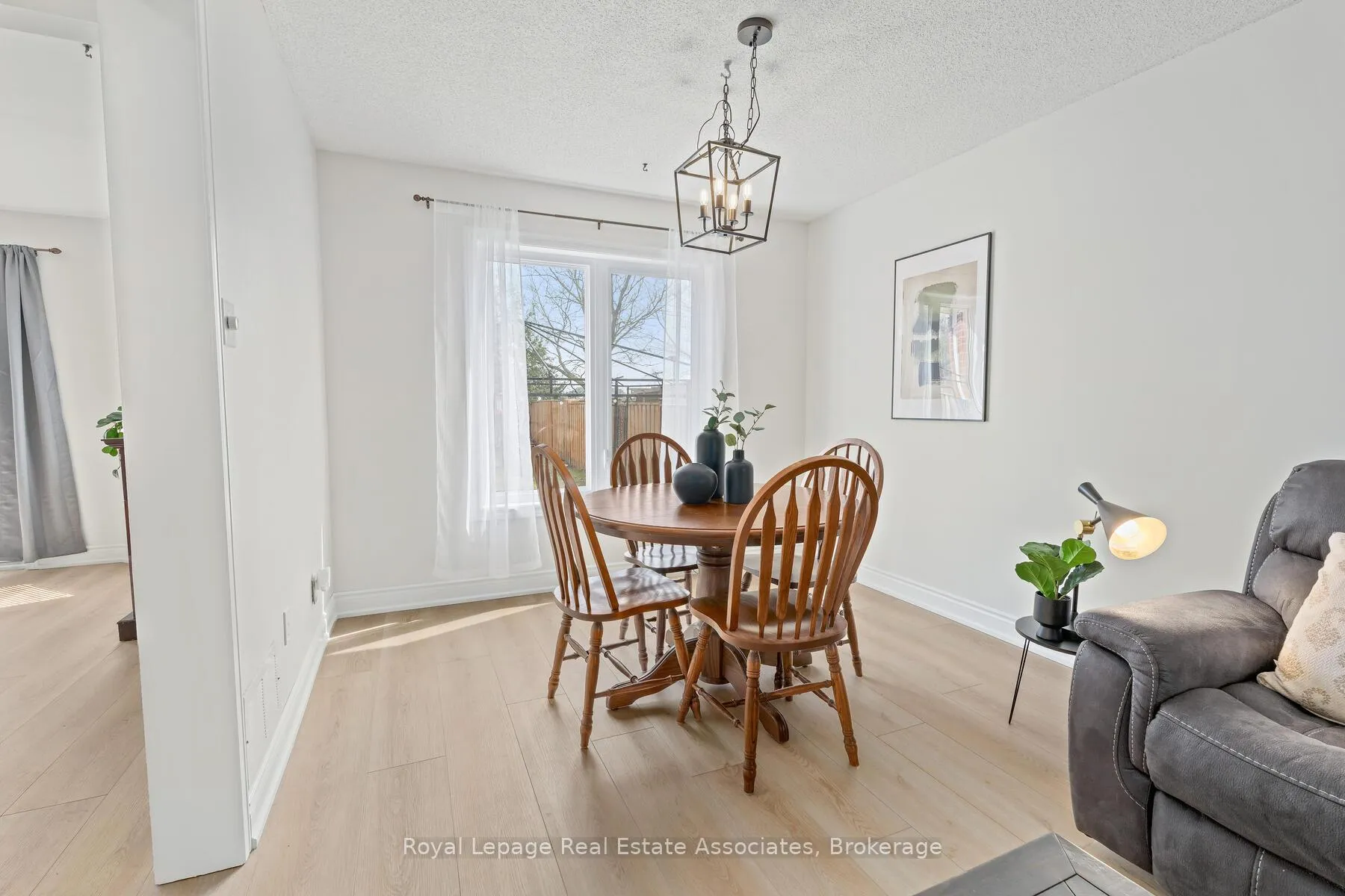 Photo 8 of 80 Lauchlin Crescent, Halton Hills, Georgetown — HOMEH