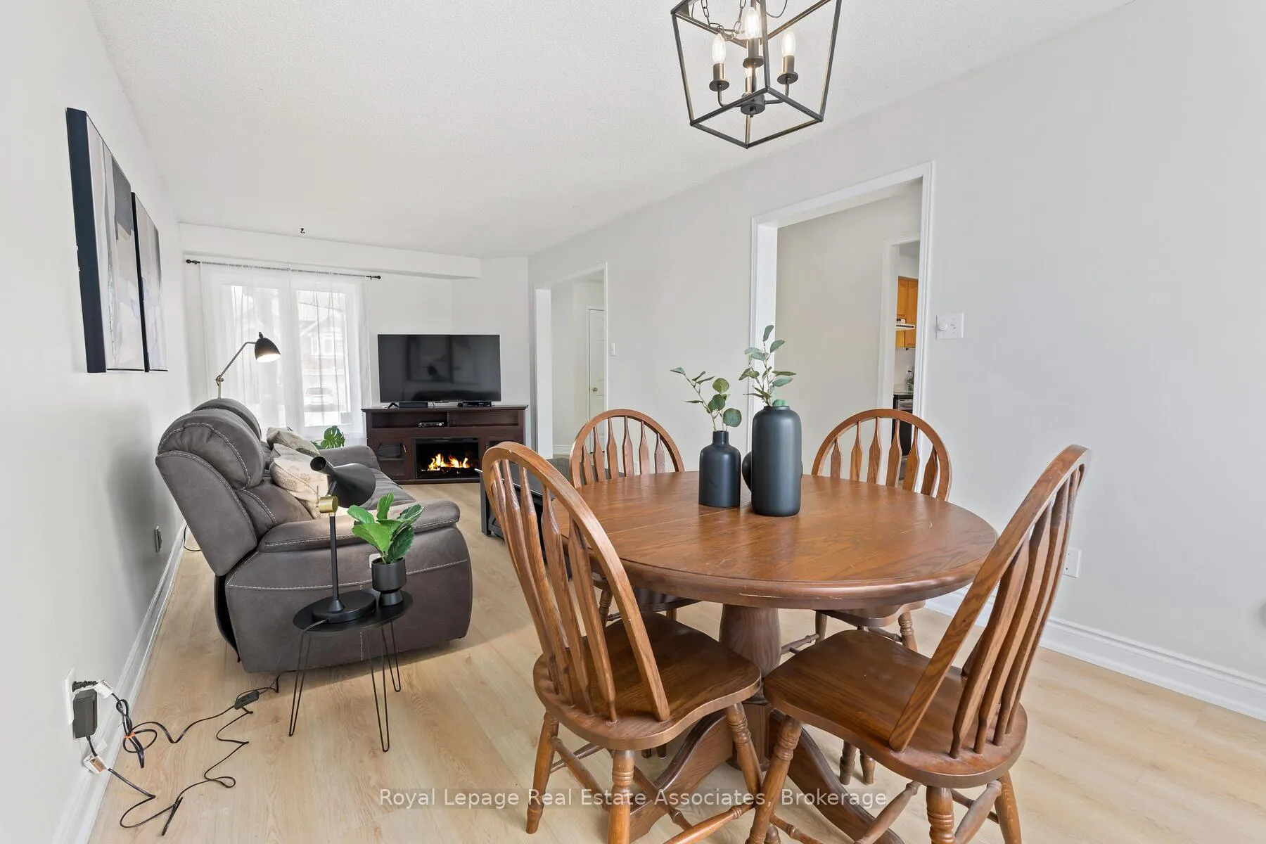 Photo 9 of 80 Lauchlin Crescent, Halton Hills, Georgetown — HOMEH